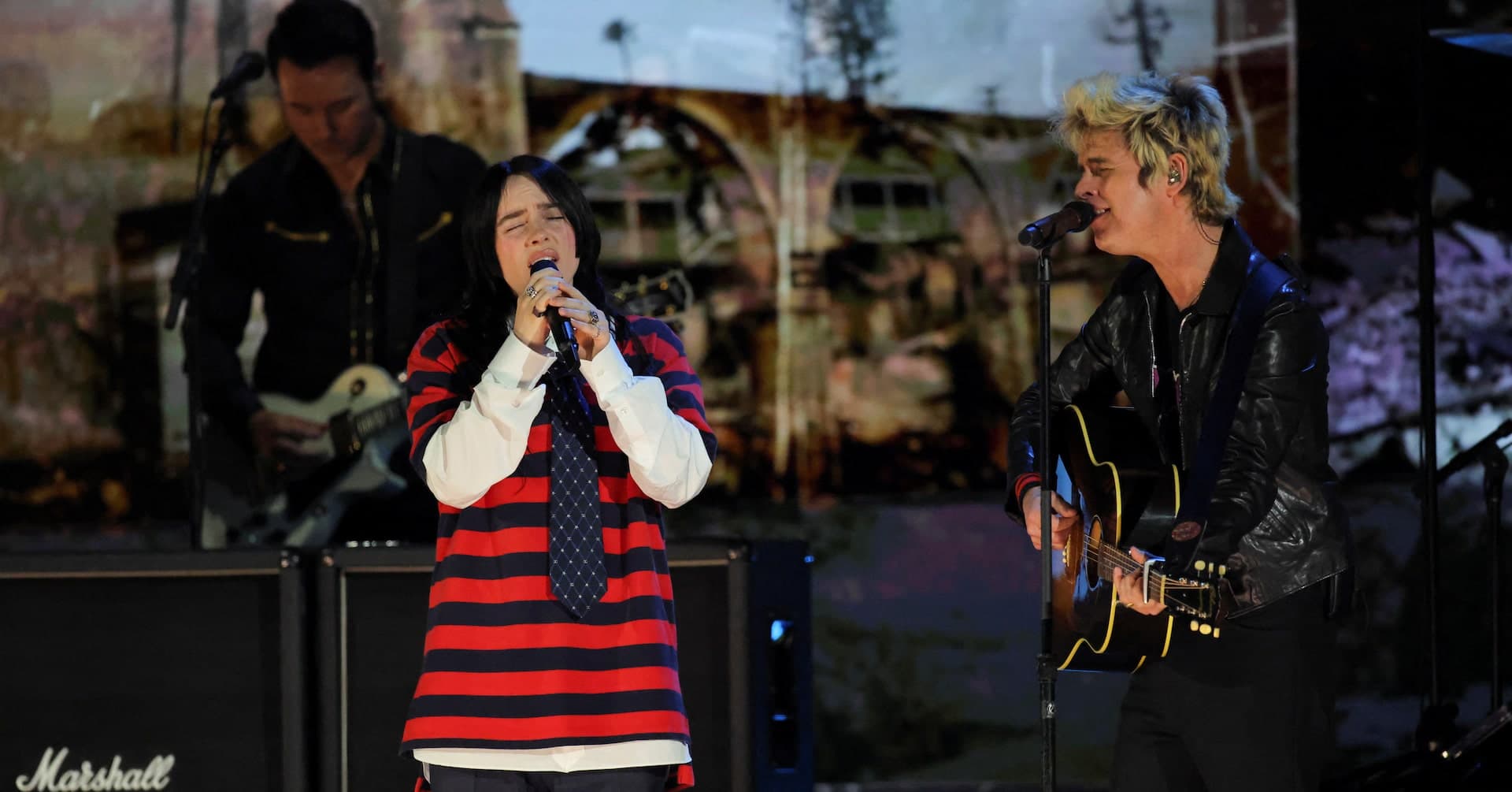 اجرای زنده آهنگ Last Night on Earth از Green Day و Billie Eilish 