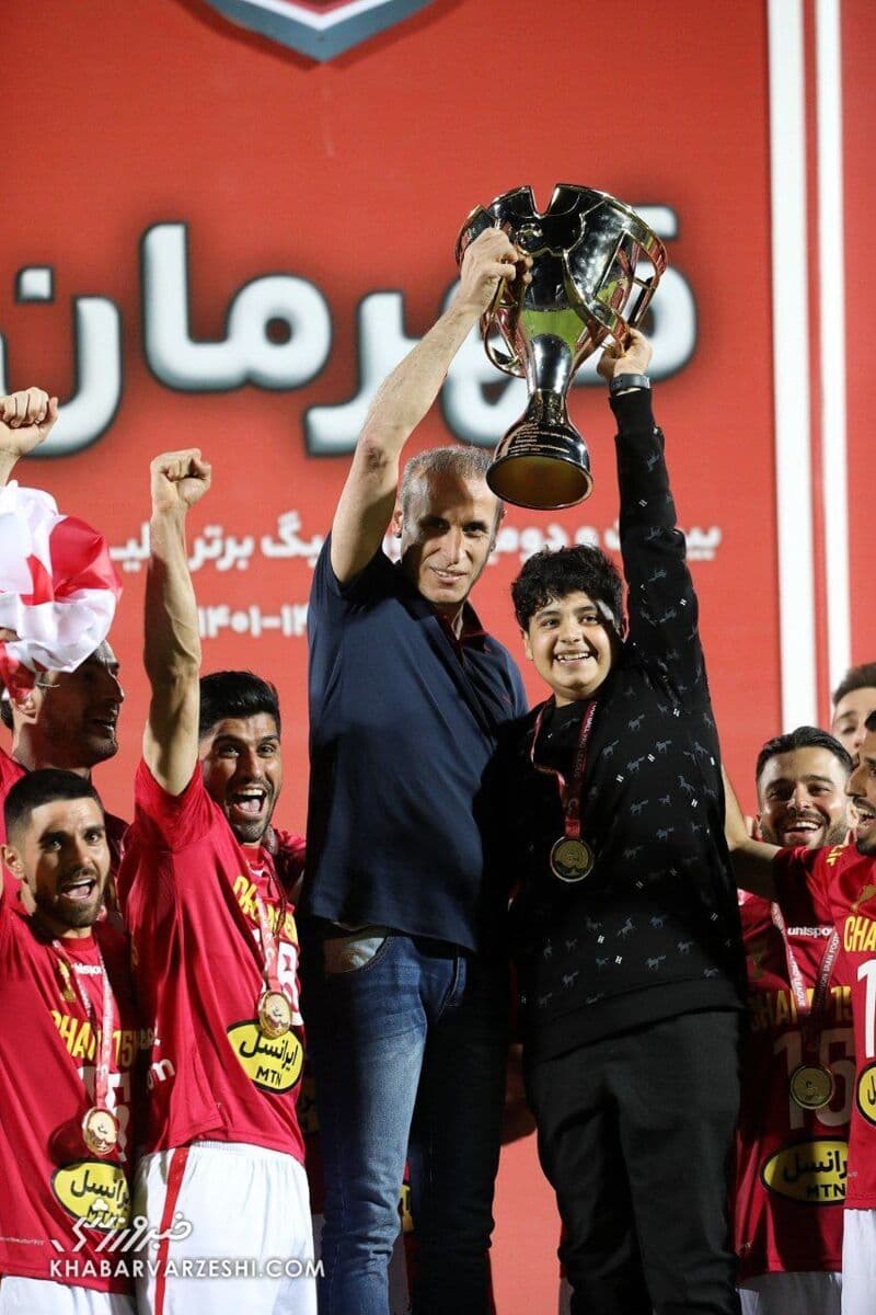بانوان هوادار پرسپولیس در ورزشگاه آزادی تاریخ سازی می کنند 