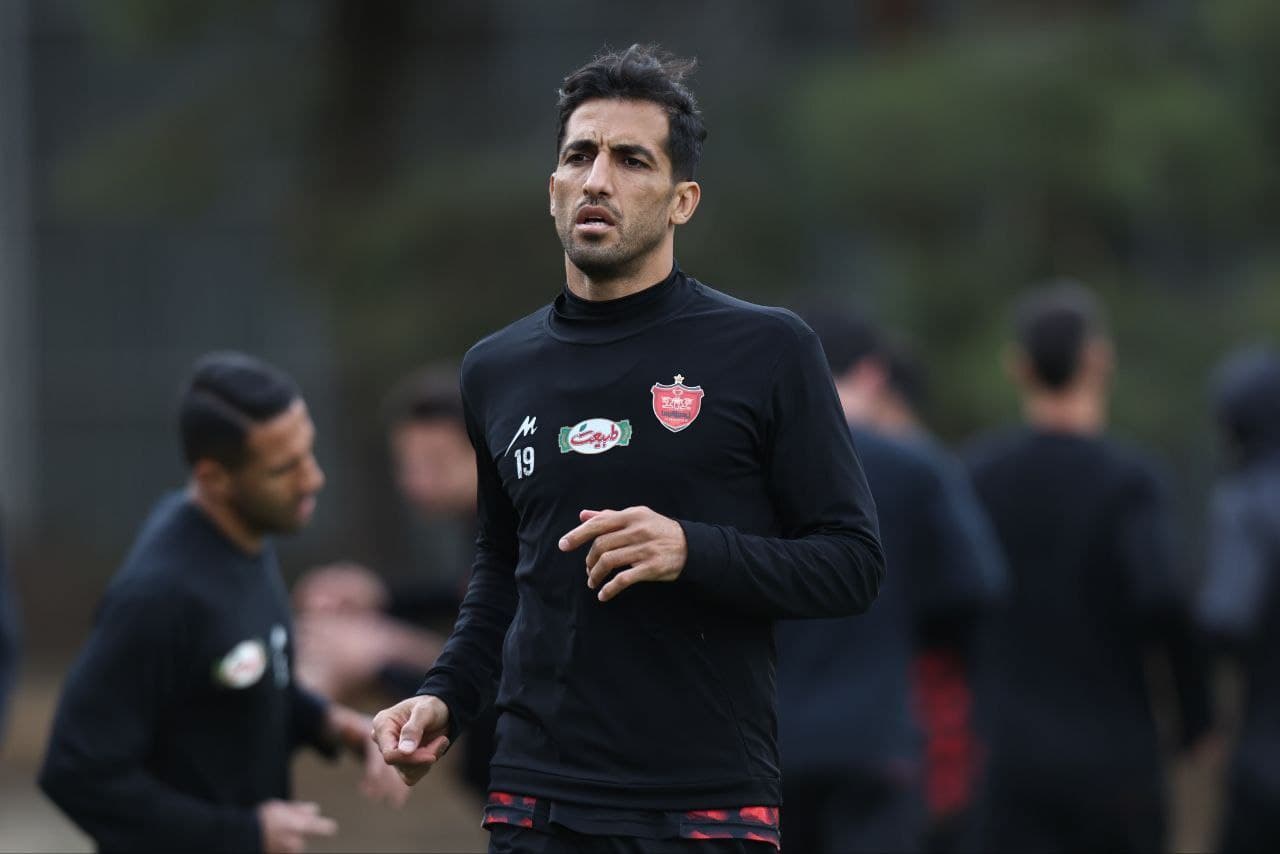 پرسپولیس با پوستری سینمایی و هجومی به استقبال سپاهان رفت / عکس