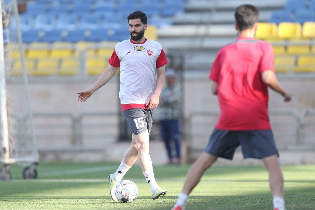 هافبک پرسپولیس در راه پیام صادقیان؛ یاسین سلمانی در تمرین والیبال تیم هنرمندان قبل از دیدار مقابل سپاهان / عکس