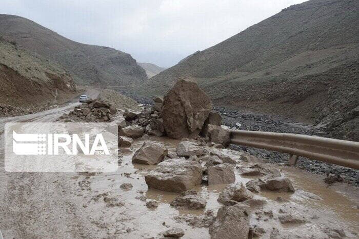عکس + ریزش کوه بخشی از جاده چالوس را تخریب کرد