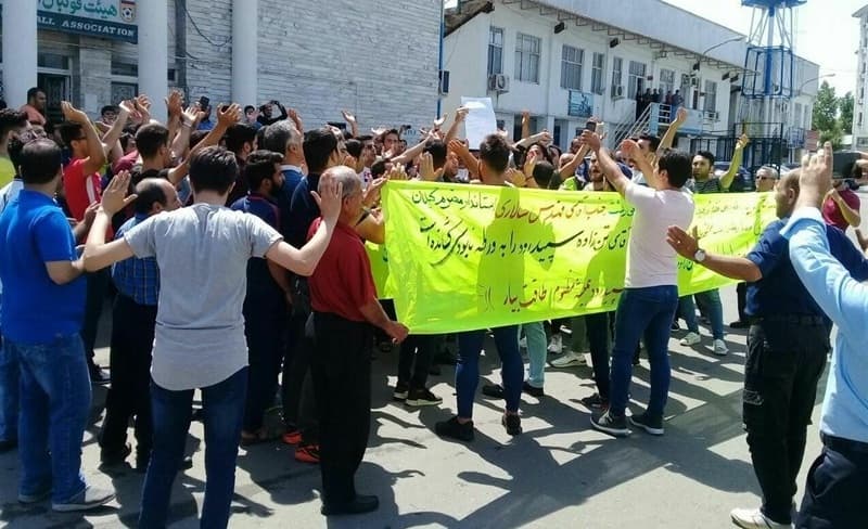 هواداران سپیدرود مقابل هیئت فوتبال گیلان تجمع کردند