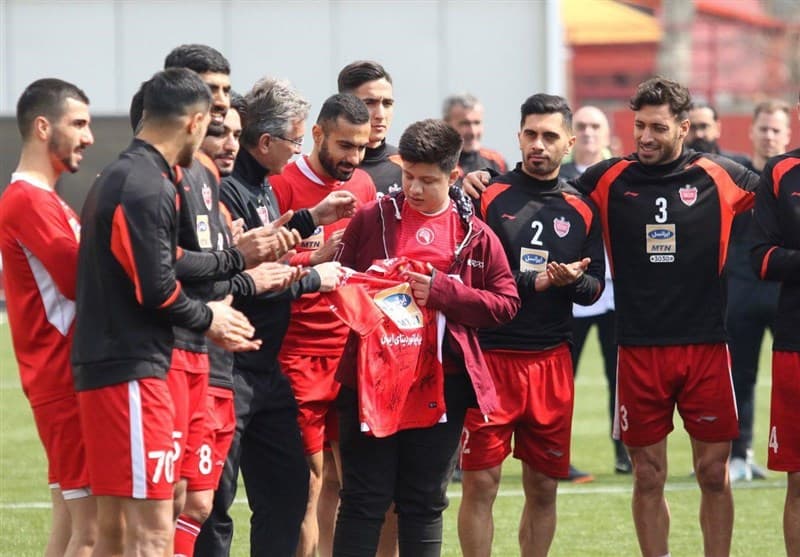 گزارش تمرین پرسپولیس؛ حضور یکی از نجات یافتگان زلزله کرمانشاه در جمع سرخ ها