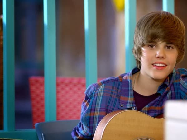 دانلود آهنگ One Less Lonely Girl از justin bieber  آلبوم 2010 - My Worlds Acoustic