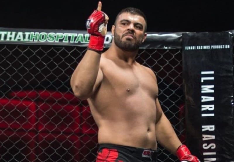  مسابقات MMA؛ امیرعلی اکبری، در همان راند نخست، رقیب آمریکایی ملقب به «قبر کَن» را شکست داد