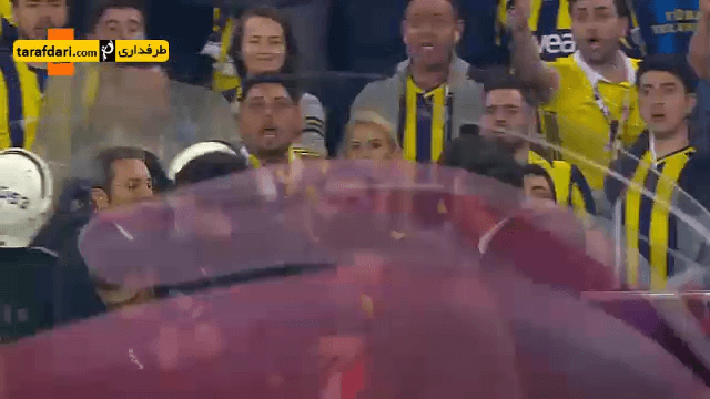 دانلود؛ آشوب هواداران و ناتمام ماندن دیدار جنجالی فنرباحچه و بشیکتاش