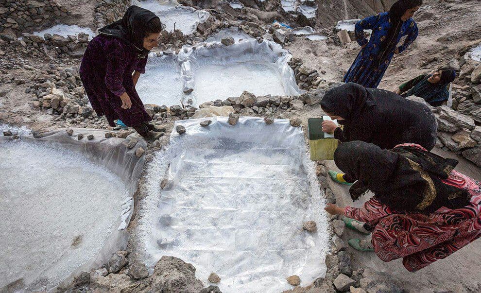 کار طاقت فرسای زنان روستایی در حوضچه‌های نمک 