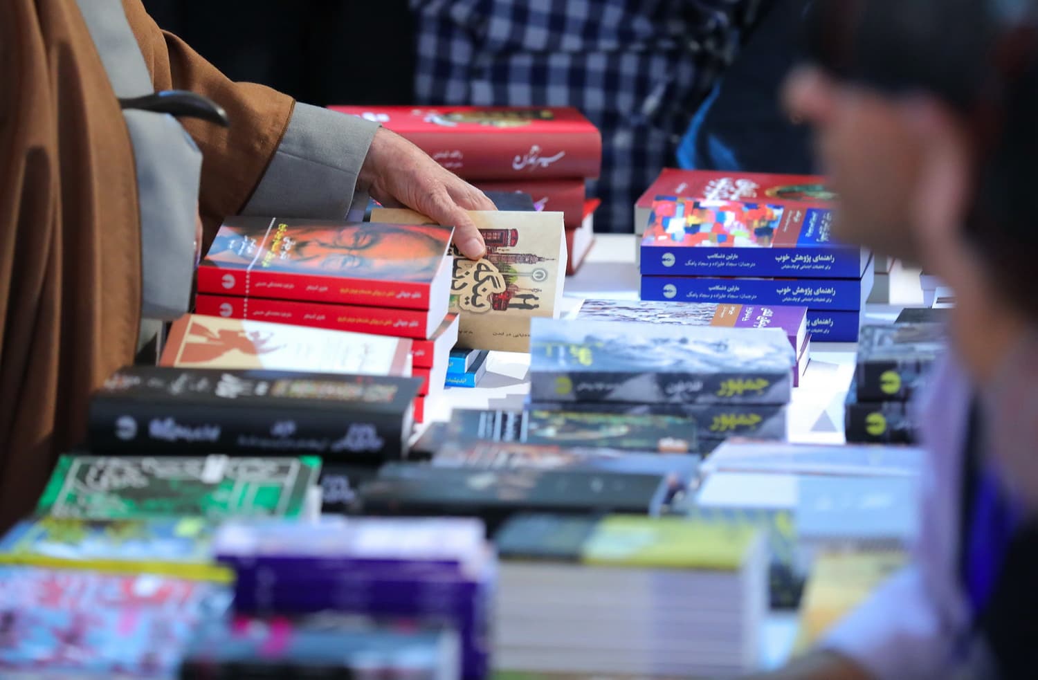 چه کتاب هایی از نمایشگاه کتاب تهران مورد تفقد رهبر انقلاب قرار گرفت؟