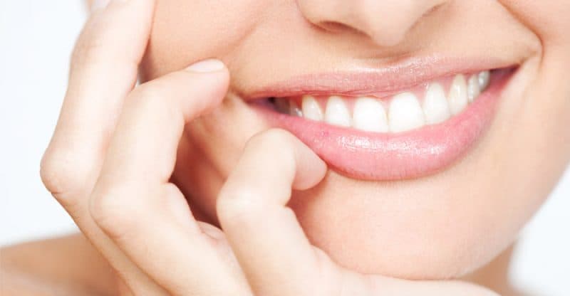دندان های خود را زیبا کنید و تا می توانید لبخند بزنید