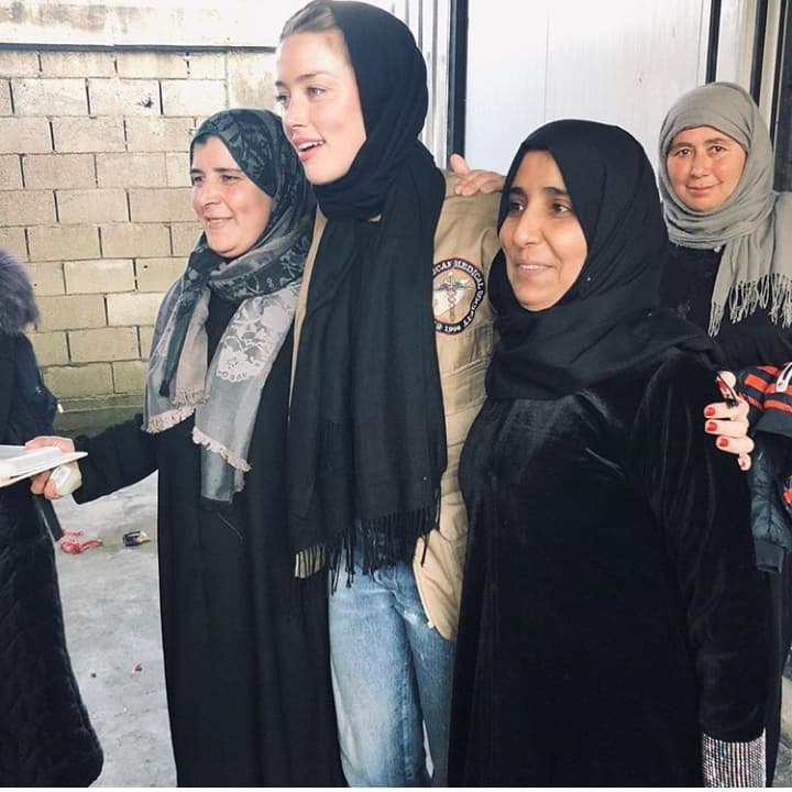 حضور امبر هرد(amber heard) با حجاب اسلامی در سوریه
