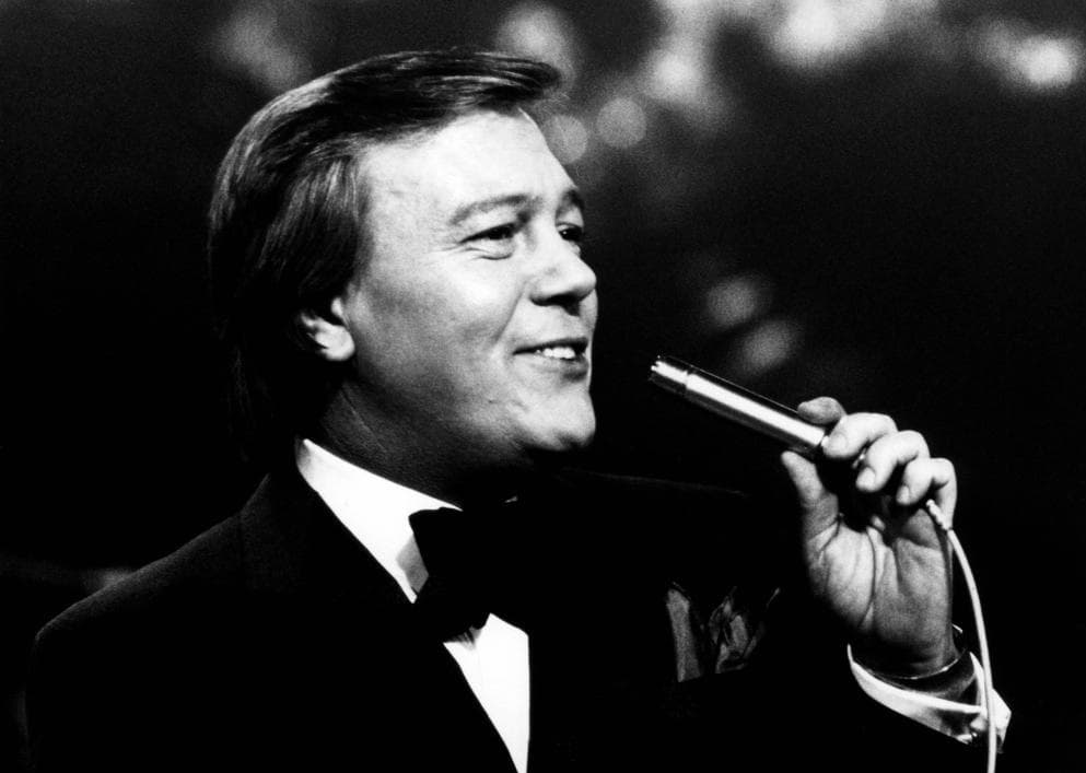 دانلود آهنگ زیبای Matt Monro - The Music Played