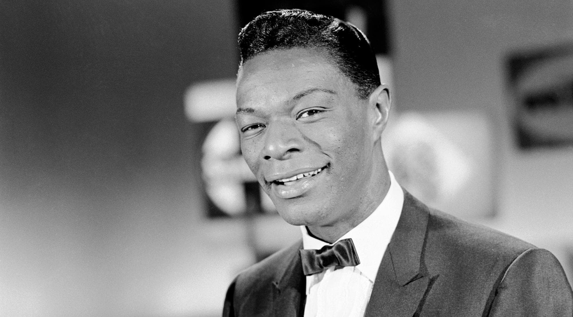 دانلود آهنگ زیبای Nat King Cole - When I Fall In Love