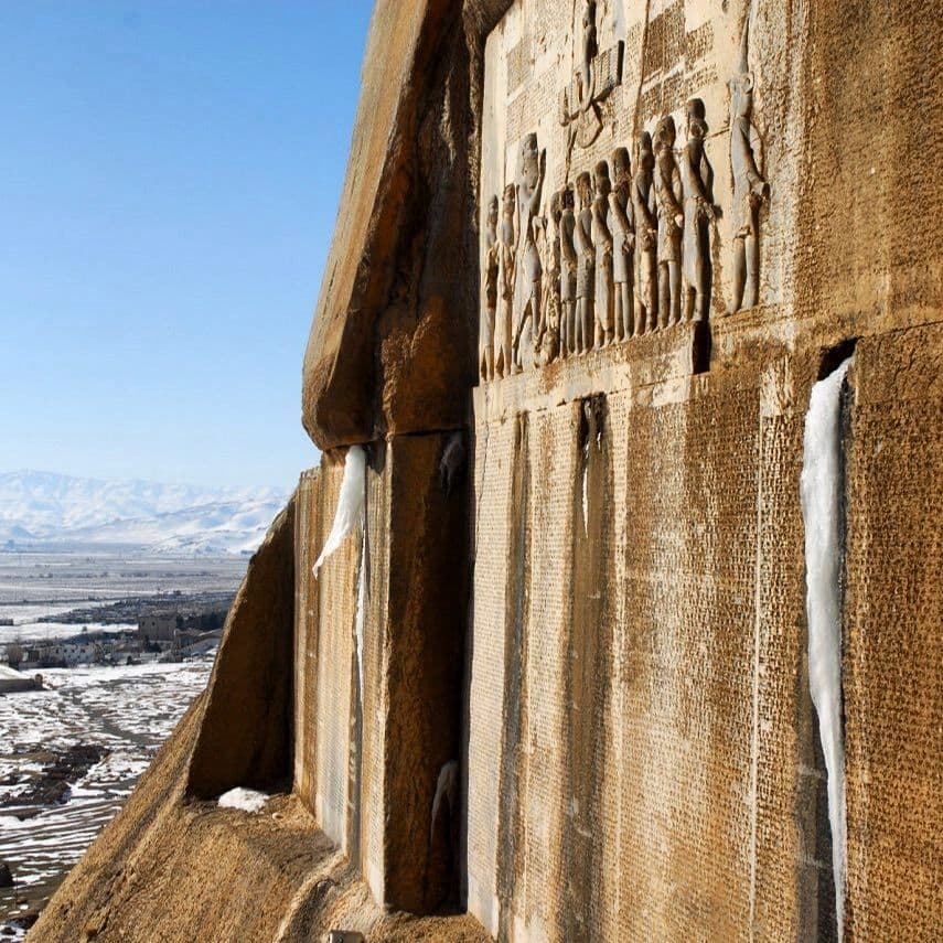 ✴️ یکی از ویژگیهای خاص کتیبه بیستون که باعث شده این کتیبه پس از 2500 سال،تا امروز سالم بماند،اندود شدن آن با سُرب است! روى کتیبه‌ها را با سرب داغ می‌پوشاندند تا دوامش چندین برابر شود!   
