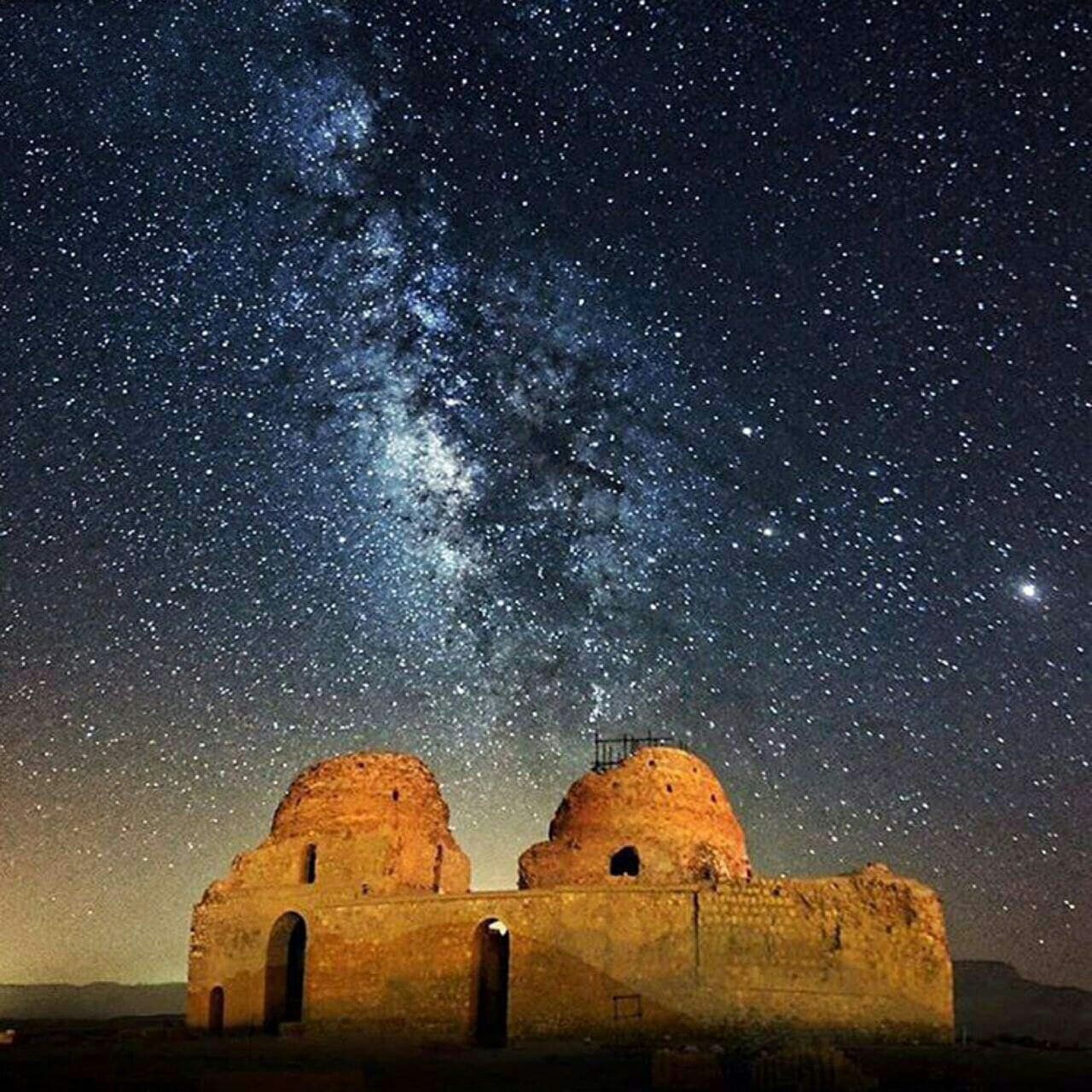 نمايى فوق العاده زيبا از کاخ ساسانی سروستان در استان فارس به هنگام شب و کهکشان پر ستاره. این کاخ توسط بهرام پنجم ساسانی (بهرام گور) مرمت و تجدید بنا شد.  ? 