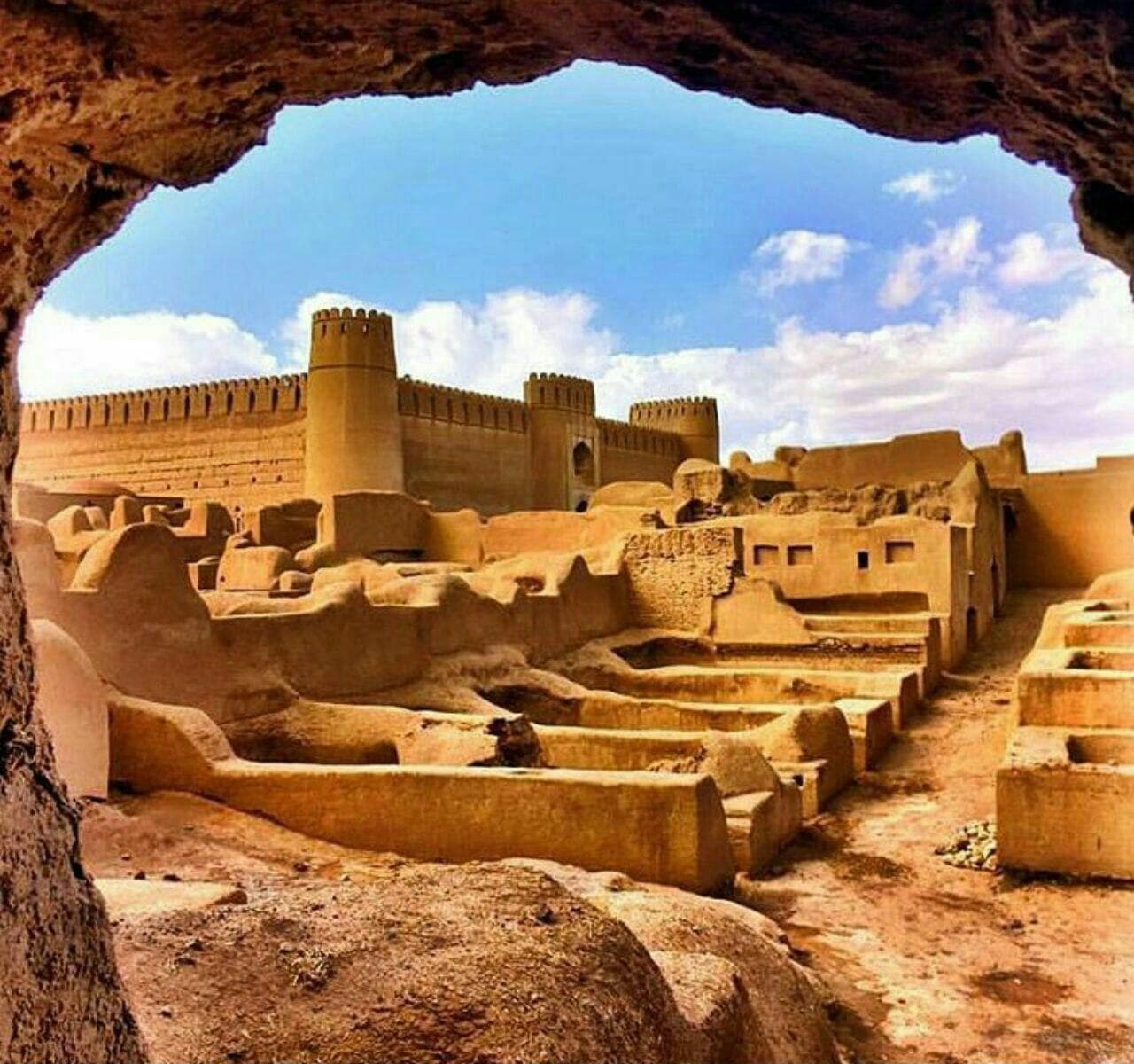 #ارگ_راین یکی از بزرگ‌ ترین و مهمترین بناهای خشتی جهان است که گفته شده قدمت آن به دوره ساسانیان برمیگردد. ارگ راین در جنوب غربی شهر کنونی راین استان کرمان است.  ? 