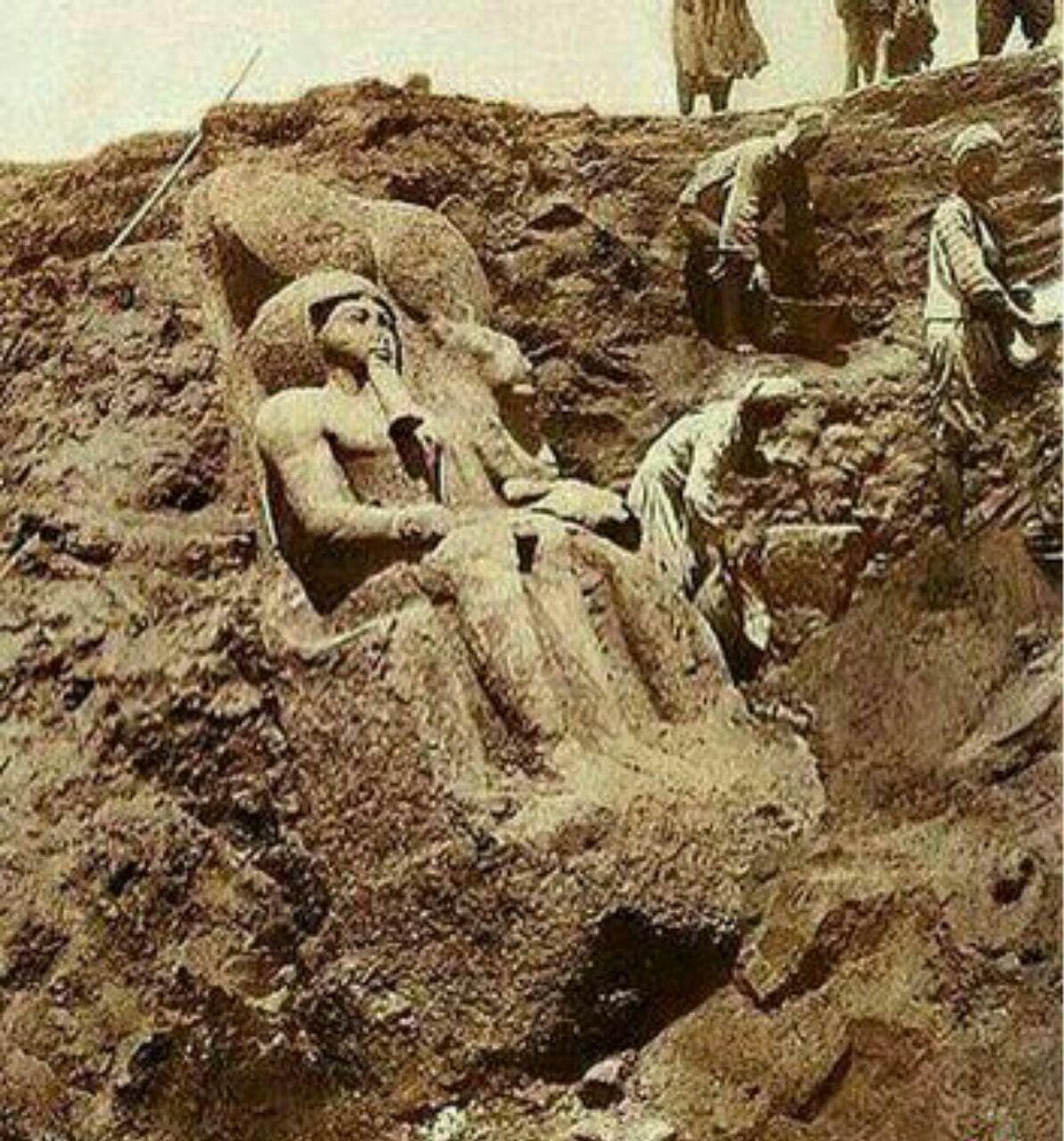 لحظه کشف یکی از مجسمه های رامسس دوم ،در معبد کارناک، مصر ،سال 1930، توسط تیم باستان شناسان آلمانی.  ? 