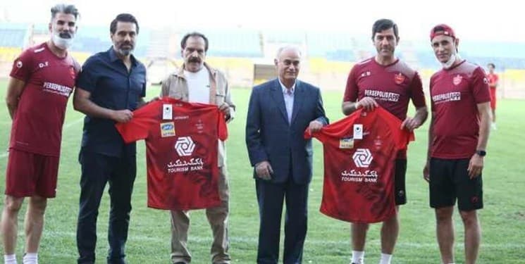 اهدای پیراهن پرسپولیس به محمد صادقی و فریدون ممبینی