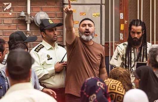 اینکه ملت تیمت رو کمتر از پالاس میبینن گردن ما! اسطوره وفادارندارید گردن ما! اصن اینکه عروس هستید هم اونم گردن ما، آقا همش گردن ما 