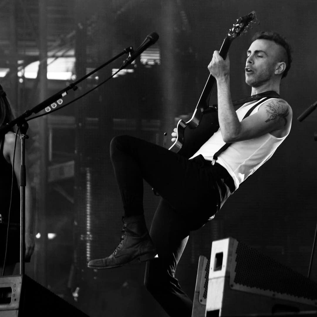 دانلود آهنگ Between these Hands از Asaf Avidan ( موسیقی متن فیلم Roma)