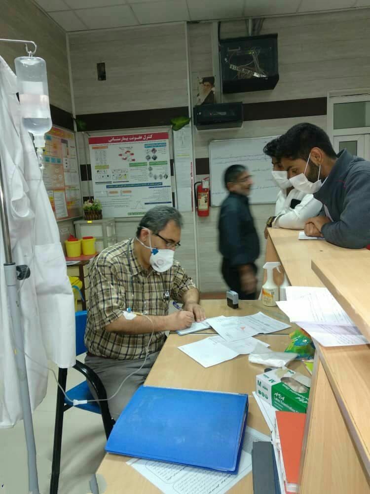 پزشک متعهد زیر سرم تراپی مشغول خدمت 