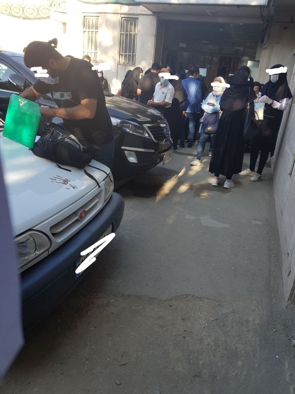 حضور دانشجویان انتقالی از خارج از کشور در دانشگاه ایران و البرز برای خرید صندلی دندانپزشکی