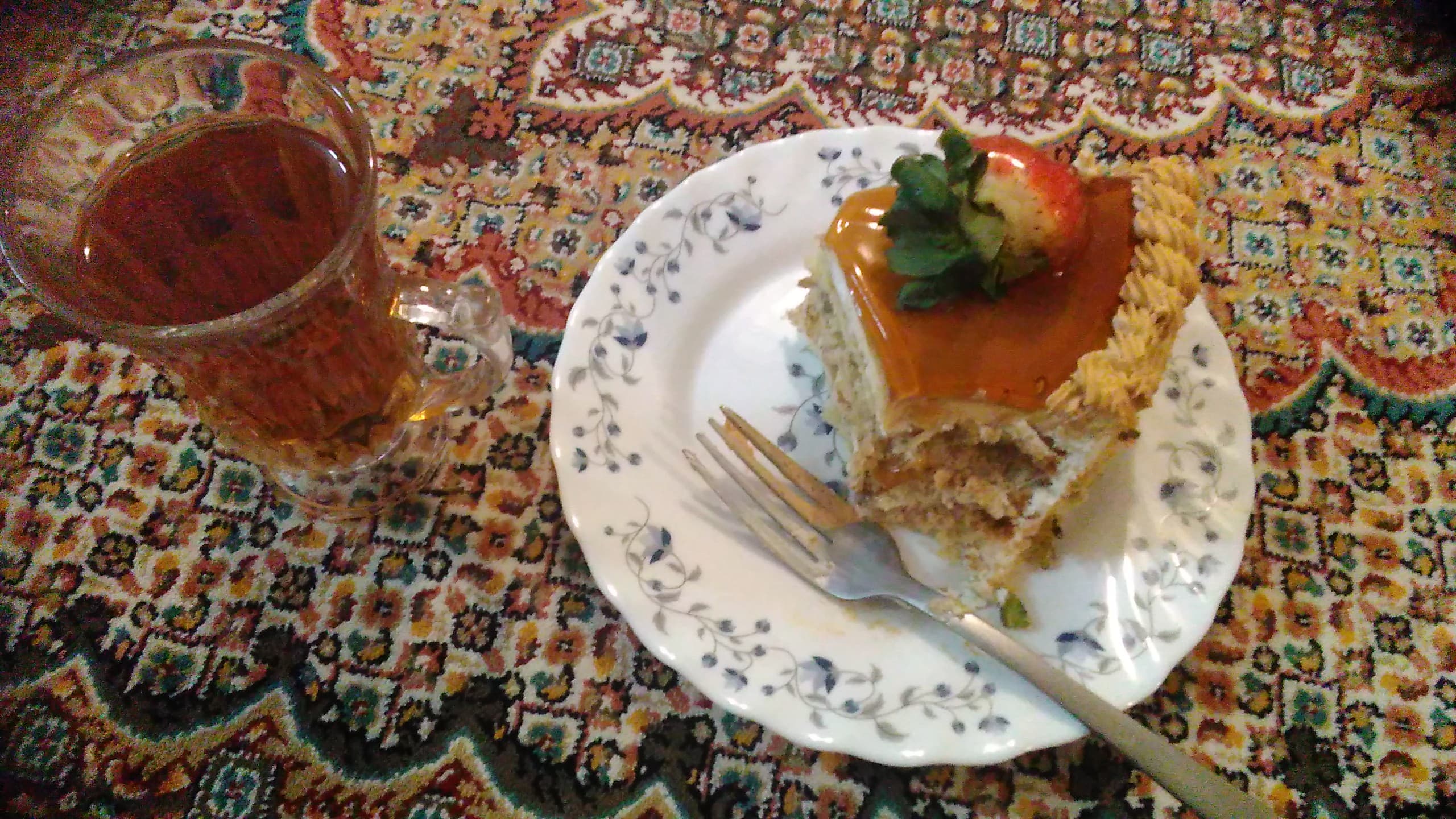 دارم کیک تولدمو با چایی میخورم☺