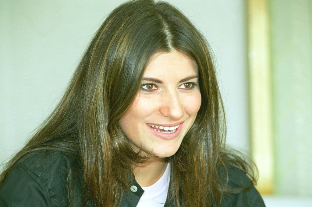 دانلود آهنگ اسپانیولی Laura Pausini - Entre Tu Y Mil Mares