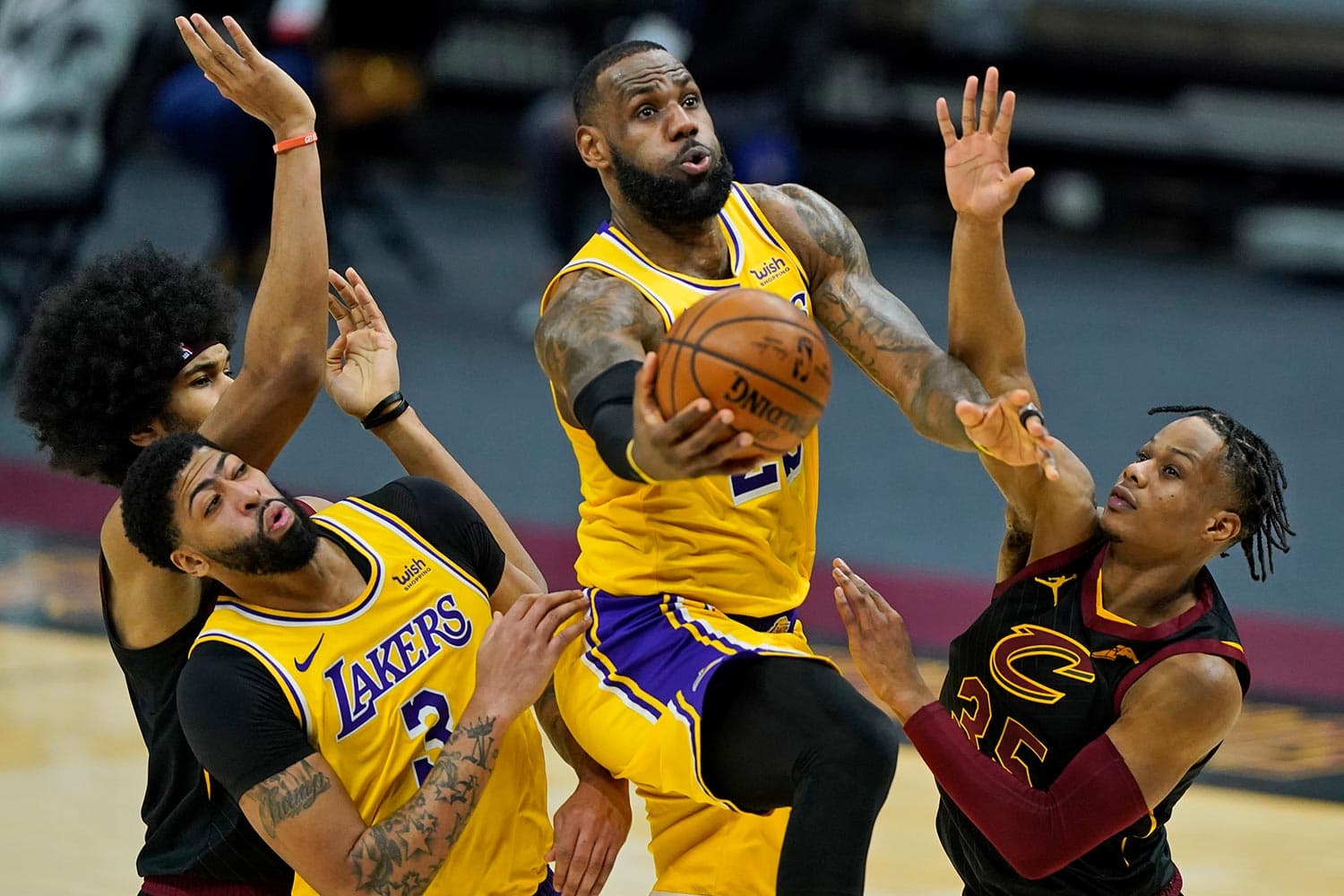 بررسی بازی‌های 25 ژانویه 2021 لیگ NBA / شب 46 امتیازی لبران جیمز، 36 امتیاز استف و درخشش بی‌ثمر لوکا! 