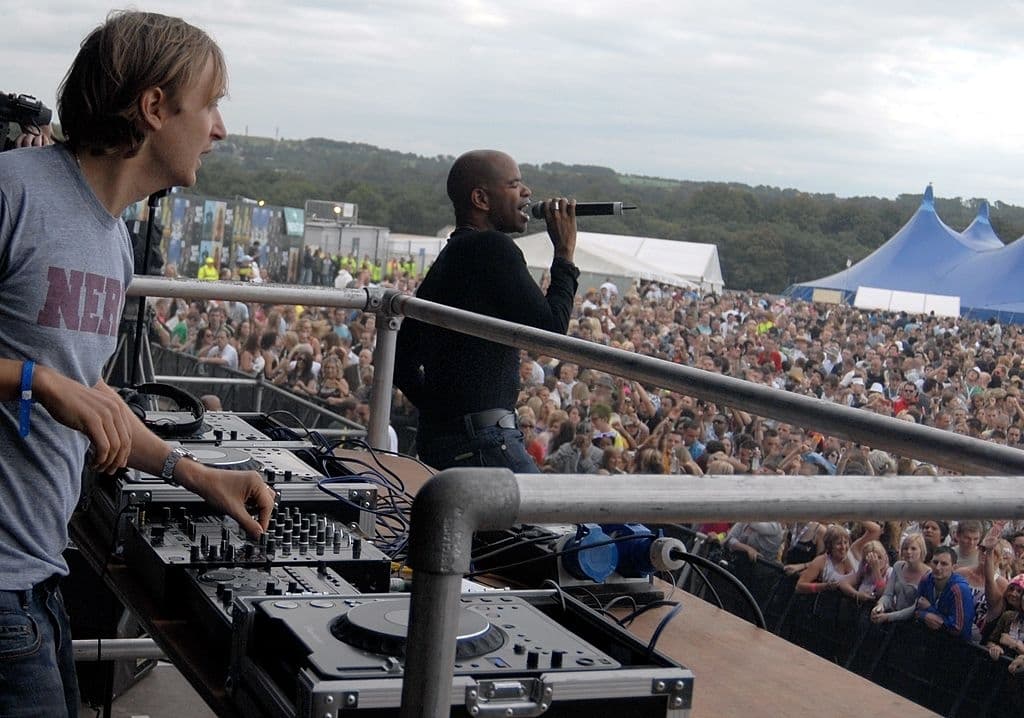دانلود آهنگ David Guetta & Chris Willis - Love Is Gone