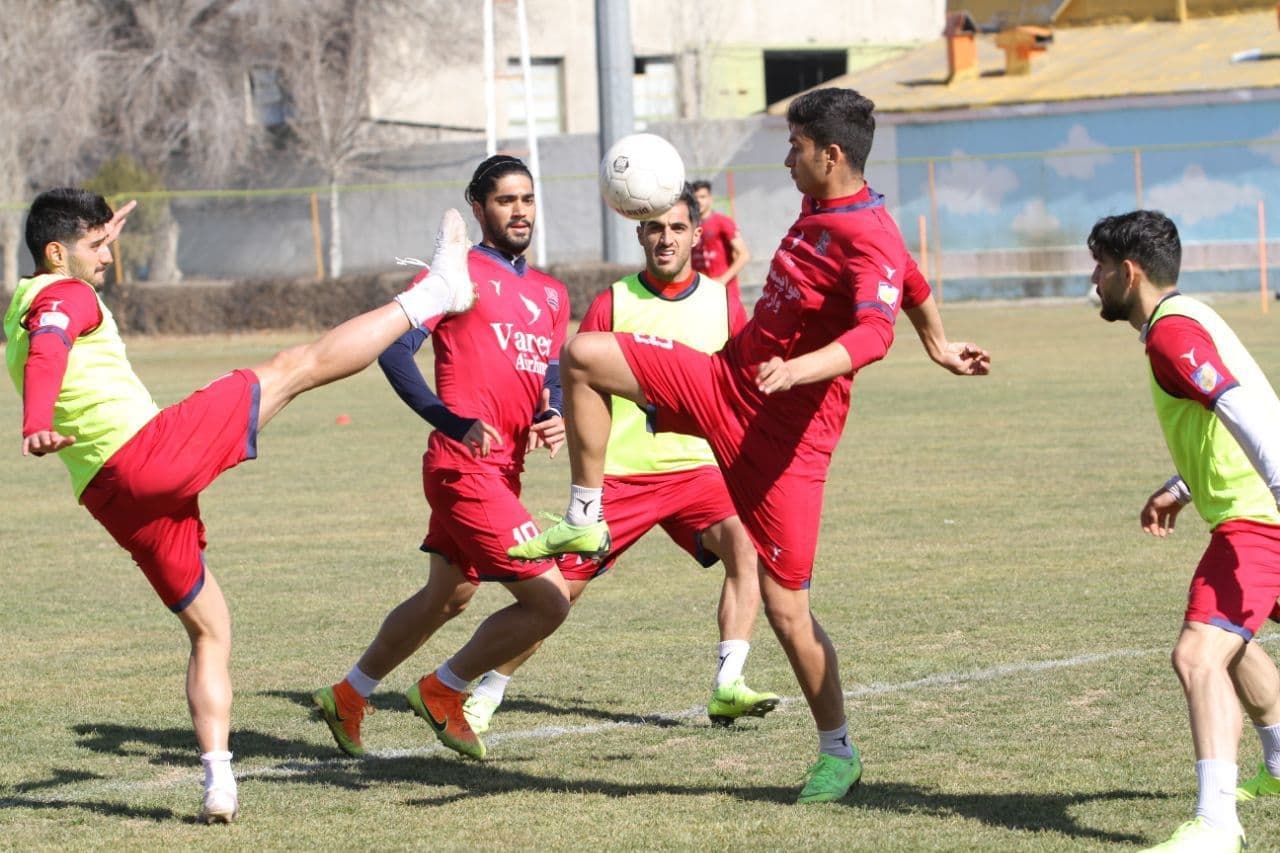 مجید جلالی 5 بازیکن نساجی را اخراج کرد