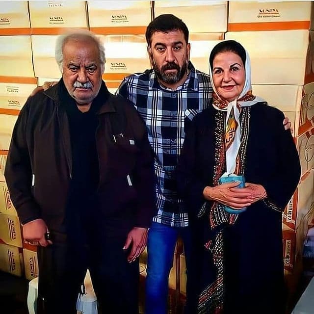 علی انصاریان در کنار پوری بنایی و ناصر ملک مطیعی (بازیگران قدیمی سینمای ایران)