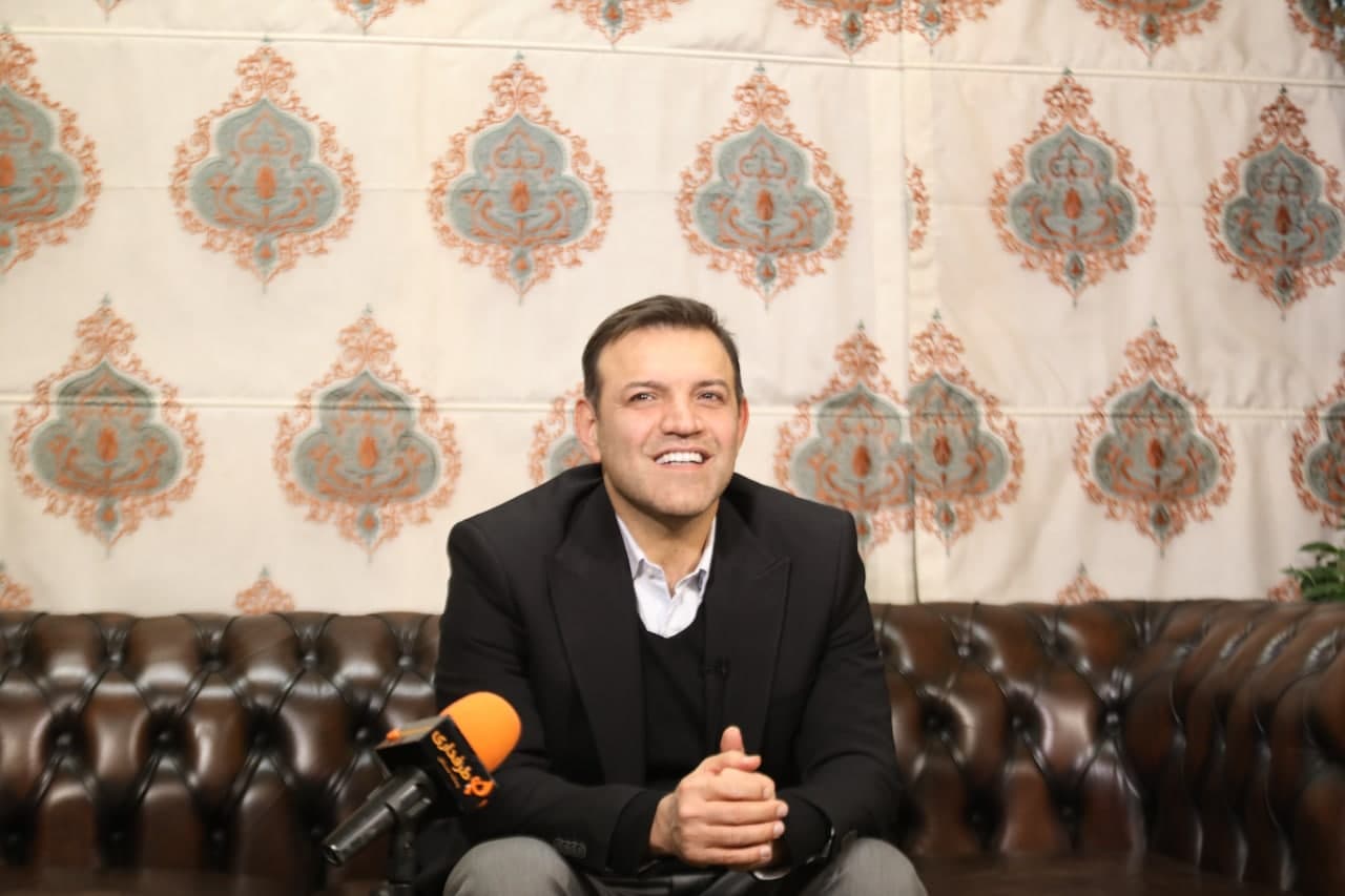 دعوت تلفنی عزیزی خادم از ستاره های فوتبال برای همکاری با فدراسیون