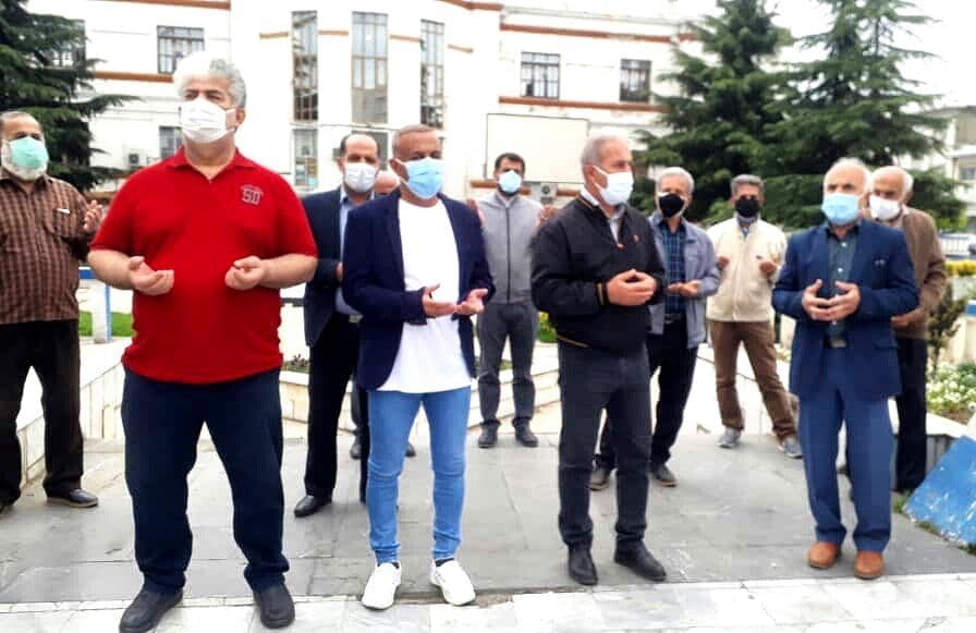 قائمشهری ها روبروی بیمارستان برای دست نشان دعا می خوانند