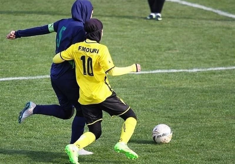 افسانه اقبال: خدا را شکر قرارداد فوتبالیست‌ های بانوان بالا رفته است