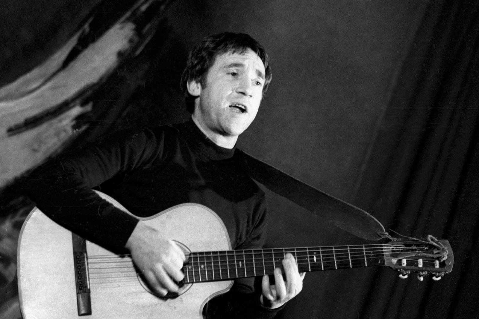 ترانه روسی فولکلور زیبا به نام " Dialog Y Televisora " از خواننده افسانه ای شوروی " Vladimir Vysotsky " 
