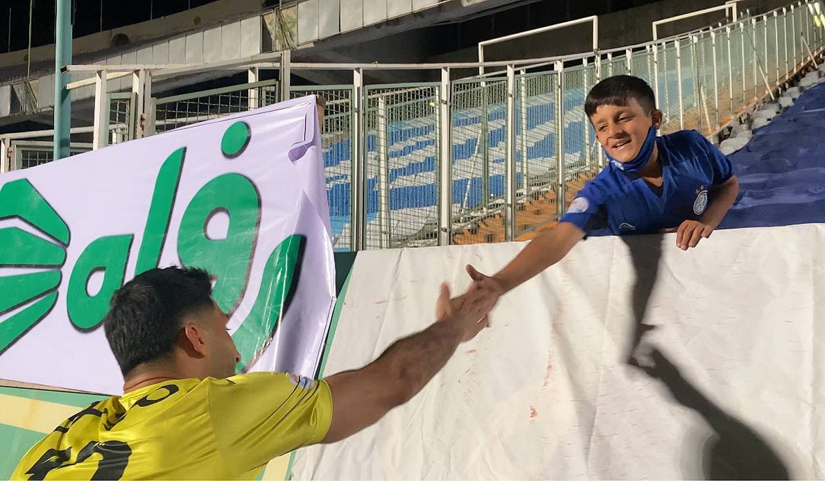 هوادار معروف استقلال مهمان امروز باشگاه / عکس
