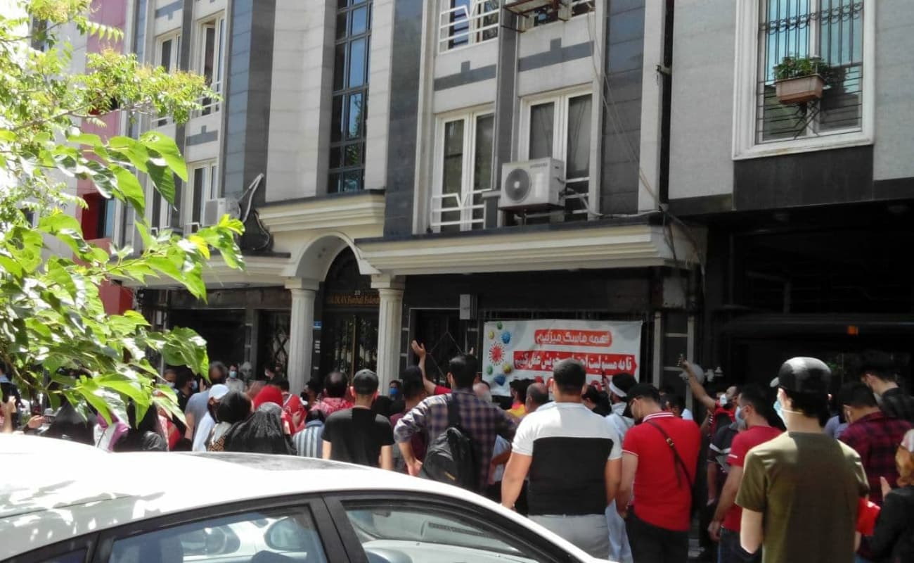 تجمع هواداران پرسپولیس مقابل فدراسیون فوتبال